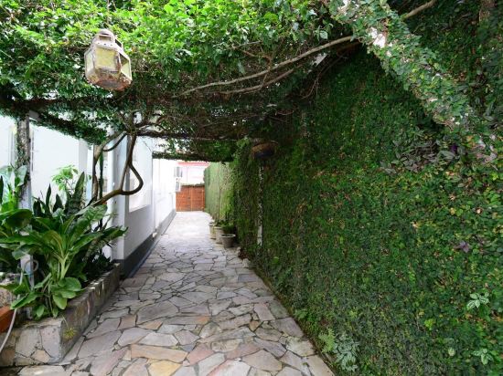 SPECTACULAR house in a safe and charming neighborhood, for up to 10 people