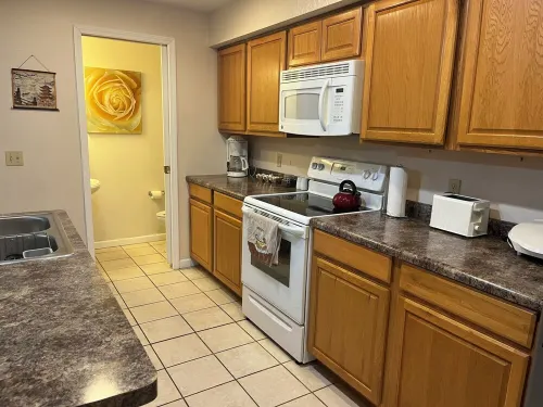 #05 Charming 2-bedroom apartment in Lorain with AC, WiFi Hotels in Lorain