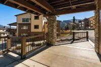 Luxurious Ski-In/Ski out adjacent Ski Slope side!