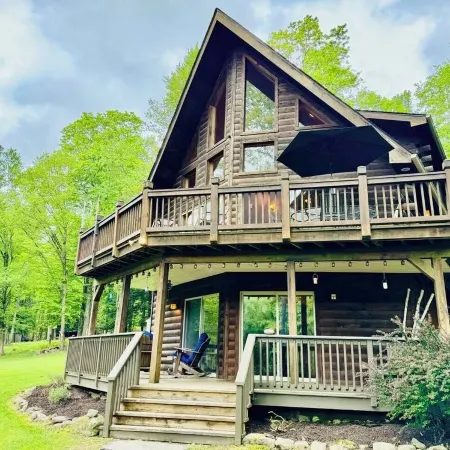 Lazy River Cabin: Private 3 Bedroom, 3 Bath Getaway on Lake Wallenpaupack
