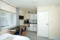 *REDUCED* Compact Studio 20 minutes to London via fast train