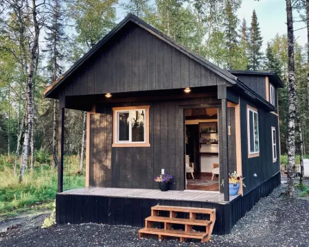 Private Kenai cabin near ocean/airport/fishing Hoteles en Kenai