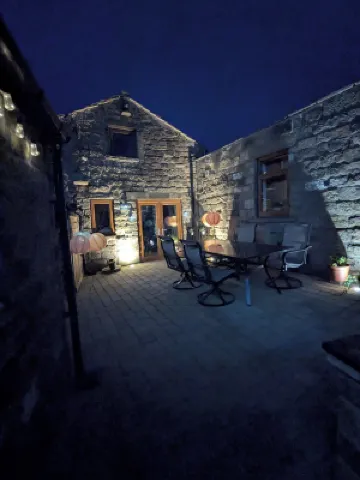 Cozy Cottage Close to Haworth Sleeps 2 with Garden