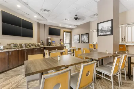 Best Western InnSuites Tucson Foothills Hotel  Suites Отели рядом с достопримечательностью «Тохоно Чул | Гарденс, Галлерис, энд Бистро»