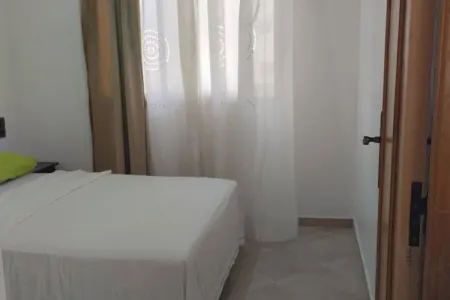 Beautiful bachelor apartment 7 minutes' walk from the beach