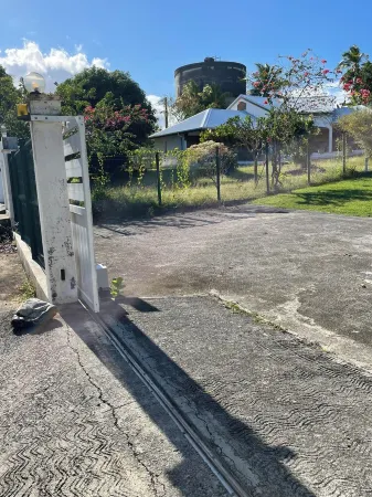 COSY MAHOGANY BUNGALOW CLOSE TO SHOPS AND 10 MINUTES FROM BEACHES. Отели в г. Petit Canal