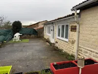 5 minutes from the Royal Abbey! 1-bedroom apartment in the countryside. Hotels in Celles-sur-Belle