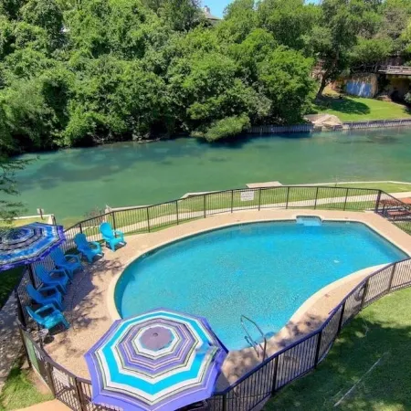 Updated Single Story Comal River Condo with Pool-Walk to Downtown NB