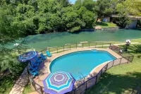 Updated Single Story Comal River Condo with Pool-Walk to Downtown NB