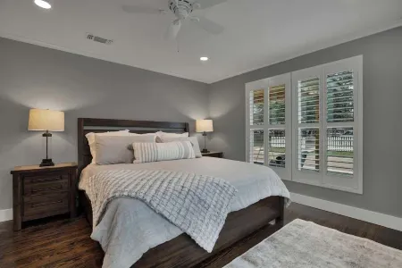 Upscale Home with Pool and FirePit - Close to Mercer St! Отели рядом с достопримечательностью «Ian's Chapel at Camp Lucy»