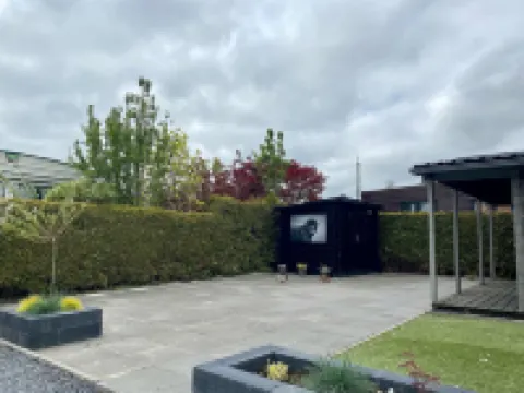 楚馬魯姆的小木屋，帶有游泳池和網球場