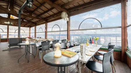 Gangwha Jeongwon Pension Отели рядом с достопримечательностью «Dongmak Beach»