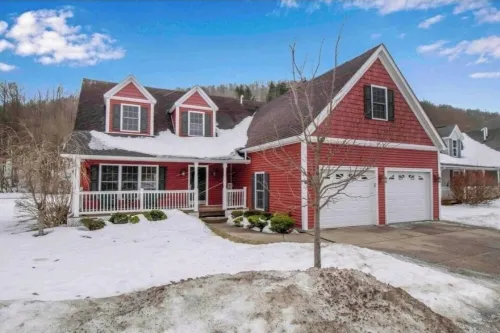 Cozy 4 Bedroom, 3 Bath House 1 mile from Village