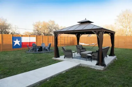 2 minutes to downtown! Hill Country Luxury Duplex TX Wine Trail - Home B