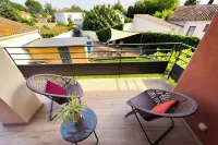 Gîte en Provence heated swimming pool and garden, near town center Hotel a L'Isle-sur-la-Sorgue