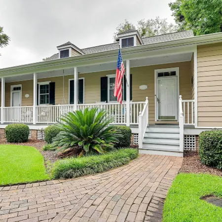 Charming Cottage Near Golf Courses & Marsh Walk!