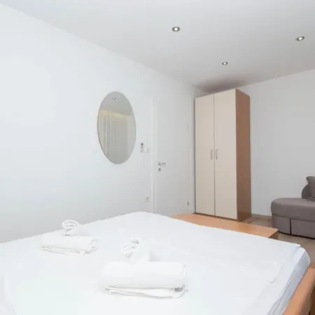 Apartments Antonio - Comfort One-Bedroom Apartment with Balcony and Sea View - 4 Hotels in Tučepi
