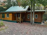 Private Upper Peninsula River Cabin / Sleeps 6 / Fishing / Hiking & Relaxing Hotels in L'Anse Township