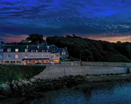 Hôtel la Baie des Anges, Son Spa Marin & sa Piscine Couverte et chauffée Hoteles en Landéda