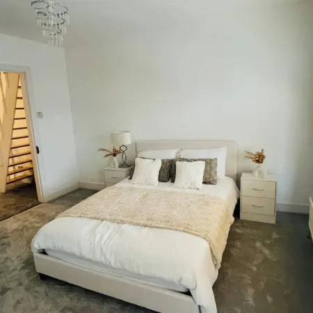 House - Sleeps 6 - Garden - Parking