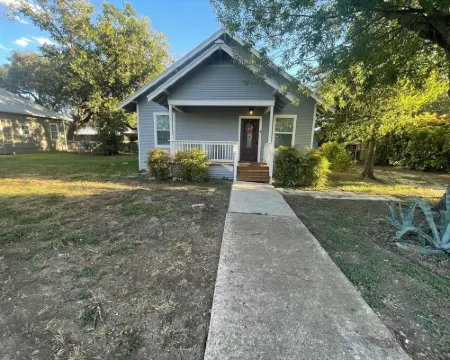 Charming 2-bedroom house with Heat, AC, Cable, WiFi in peaceful Hondo Hotels in Medina County