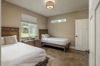 Stoneridge Place Cottage #2 - Vacation or Executive Retreat 2BR 2BA Garage!