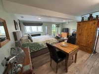 Studio in the idyllic countryside 2 miles from the beach in Devon with Hot Tub