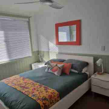 BeautifulI luka! Come whale spotting!  Jetty, pool, boat ramp, boat parking. Rooms