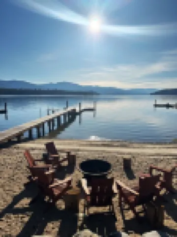Cozy Lakeside Winter Cabin, Pet Friendly, Cedar Hot Tub with Moonrise Views