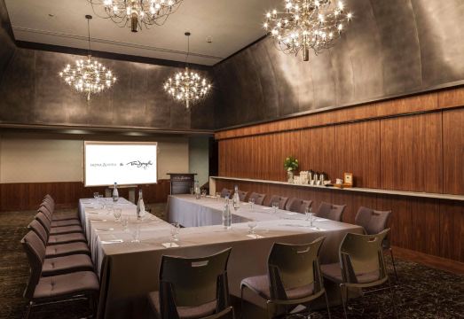 앤드라 호텔 시애틀의 로비 벽난로