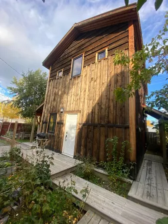 Located in Downtown Whitehorse - Basekamp Отели в г. Юкон