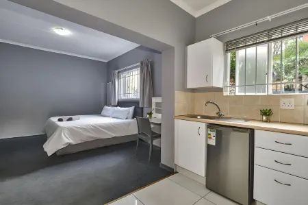 Inn & Out Sandton Отели рядом с достопримечательностью «Площадь Нельсона Манделы»