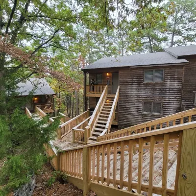 The Bear Den فنادق في 