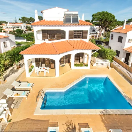 Spacious 4 Bedroom Villa, Private Pool, Free Air Conditioning and Wifi