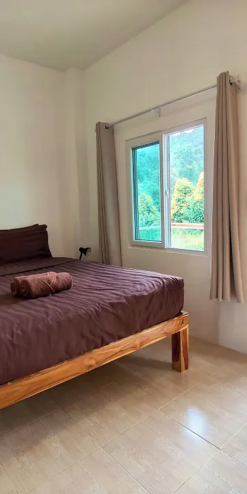 ห้องมาตรฐานเตียงคู่หรือเตียงแฝดพร้อมระเบียงและวิวภูเขา