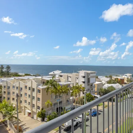 Bright 2-Bed Apartment with Stunning Ocean Views