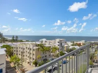 Bright 2-Bed Apartment with Stunning Ocean Views