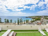 Apartment with Pool Access, a minute to the Beach