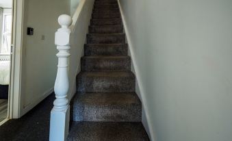 Ensuite5 Woodhouse private bath 2kitchen