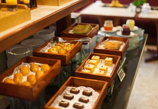 사히드 호텔의 잘 정돈된 객실 내부 이미지