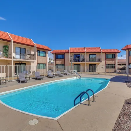 < 2 Mi to London Bridge: Chic Condo w/ Pool Access