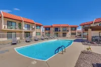 < 2 Mi to London Bridge: Chic Condo w/ Pool Access - 3-Star