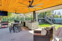 Backyard Oasis w/ Hot Tub & Views: Weaverville Gem - Homestays