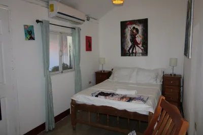 Charmed by La CalzadaPrivate home in the heart of Granada2Br/AC/WiFi/Kitchen Hotels in 