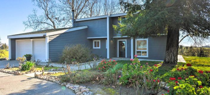 Picturesque Farmhouse on Working Almond Ranch Hoteles en Condado de Stanislaus