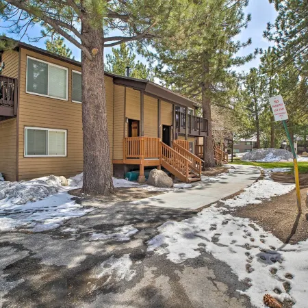 Mammoth Lakes Townhome < 2 Mi to Ski Area!