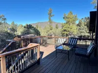 Ponderosa Place, Charming Cabin with Large Deck and Mountain View, Veteran Owned