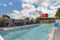 Best Western Plus Brookside Inn - Swimmingpools
