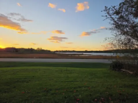 Lakeview Cottage With Perfect Sunsets