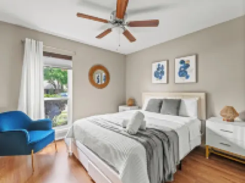 Spacious Master King Bed  Suite, & Fast wi-fi, Mins to Convention Center